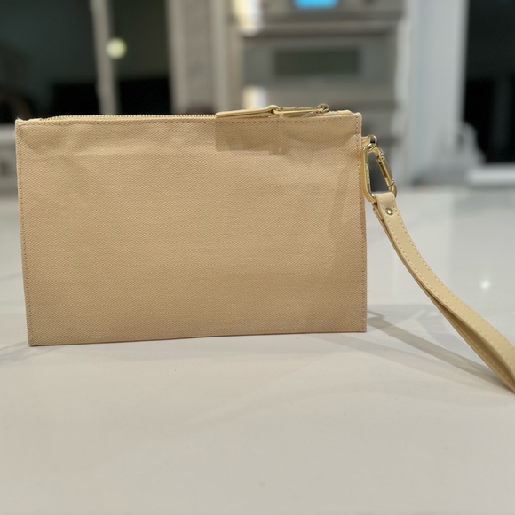 💕Burberry Pouch Wristlet Makeup Cosmetic Bag Beige from LOGO Zippered NEW - Picture 2 of 8